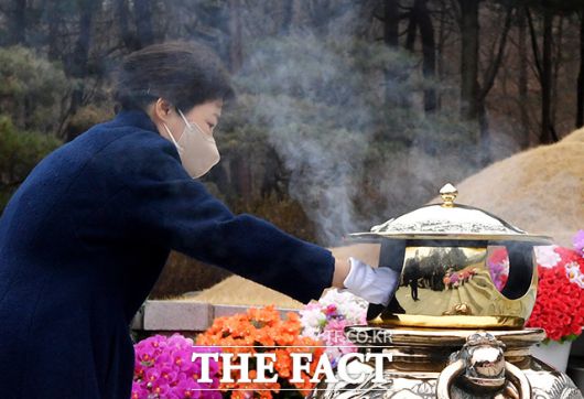 서울 동작구 국립서울현충원을 찾아 고 박정희 전 대통령 내외 묘역에 참배하는 박 전 대통령. /이선화 기자