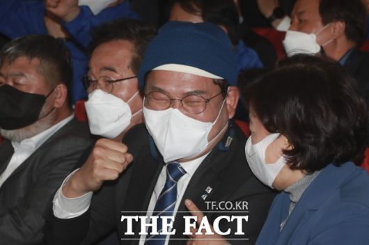 서울 지역은 지난 대선에서 윤석열 대통령 당선인이 이재명 상임고문보다 31만766표 앞선 곳이다. 또 현 정부에 대해 '화난 부동산 민심'이 거센 지역이기도 하다. 송 전 대표의 '서울시장 차출설'은 그의 주변 당원·의원들을 중심으로 불꽃이 번져 '유력 후보'로 거론되는 현재까지 이른 것이다. /남윤호 기자