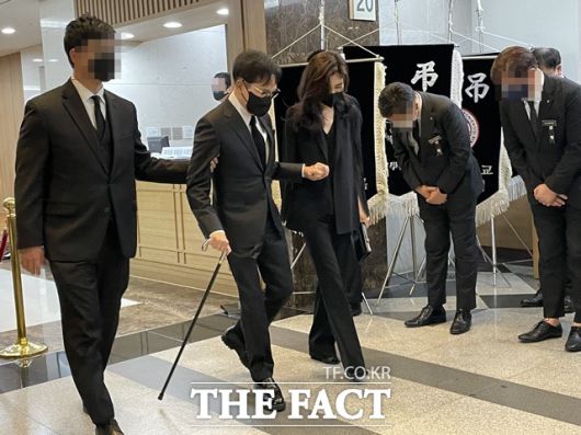 이부진 호텔신라 사장(오른쪽)이 이재현 CJ 회장을 부축하고 있다. /문수연 기자