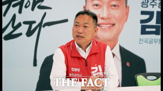 김주업 후보는 광주는 '청년 자살률이 제일 높은 도시'라 개탄하며 공공일자리 3만개, 공여주택 1만호를 만들어 '청년이 돌아오는 도시 광주'를 만들겠다고 공약했다./광주=나윤상 기자