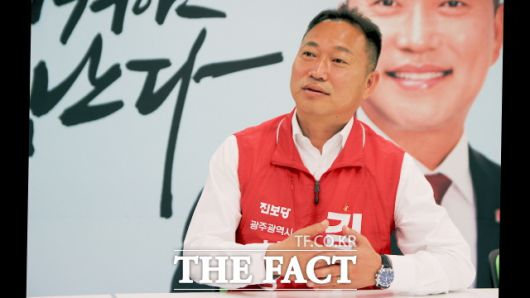 김 후보는 '깨시민'이 진보정치의 희망이라고 말하며 진보당이 대안의 정치세력이 될 수 있도록 힘을 모아달라고 지지를 호소했다./광주=나윤상 기자