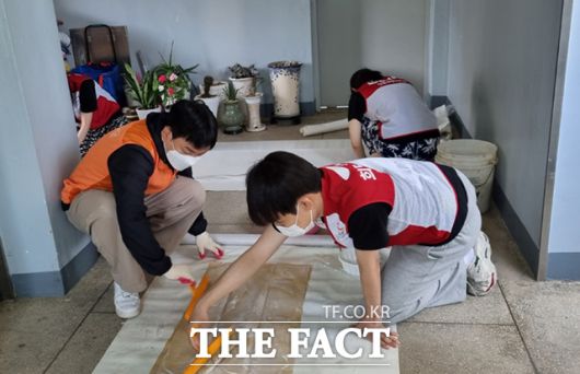 이번 집수리 봉사에는 한화손해보험 직원 13명과 희망브리지 봉사단 50명 등 총 63명이 참여했다.