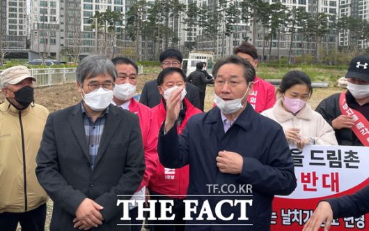 유정복 국민의힘 인천시장 후보가 23일 미추홀구 유세를 통해 원도심 개발을 공약을 발표하고 있다. /정복캠프 제공