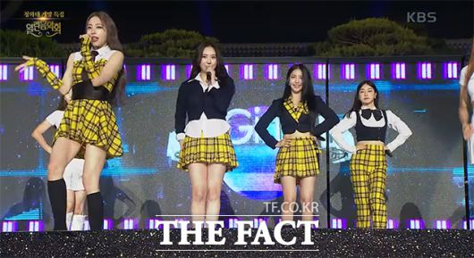 이날 입은 김 여사의 재킷이 무대에 선 그룹 '브레이브 걸스'와 유사해 화제가 됐다. /KBS 유튜브 캡처