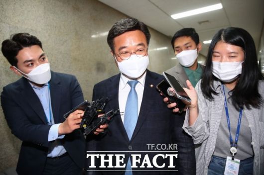 윤호중 더불어민주당 공동비상대책위원장이 2일 오전 서울 여의도 국회 당대표실로 출근하고 있다. /남윤호 기자