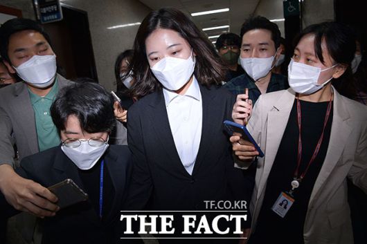 박지현 더불어민주당 공동비상대책위원장이 2일 오전 서울 여의도 국회에서 비대위 총사퇴를 발표한 후 국회를 나서고 있다. /국회=남윤호 기자