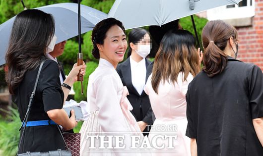 정의선 현대자동차그룹 회장의 아내 정지선 씨가 취재진의 카메라를 향해 미소를 짓고 있다. /임영무 기자