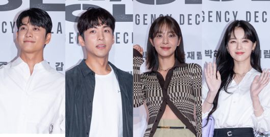 배우 강태오 주종혁 설인아 노정의(왼쪽부터) 등 화제의 인물들이 25일 서울 삼성동 메가박스 코엑스에서 열린 영화 '비상선언' VIP 시사회에 참석해 팬들에게 인사하고 있다. /쇼박스 제공