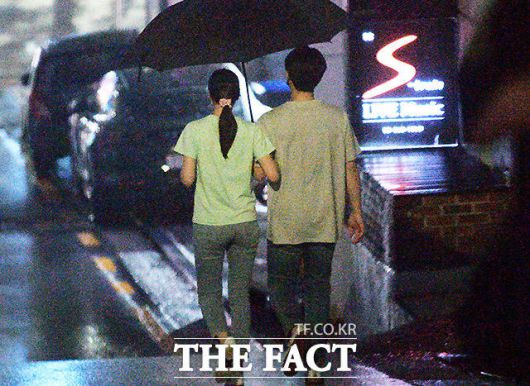 팔짱을 끼고 거리를 걷는 그들의 모습이 여느 연인들과 같이 행복해 보인다. 은반의 여왕에서 결혼을 앞 둔 김연아의 '인생 2막'을 응원한다. /남윤호 기자