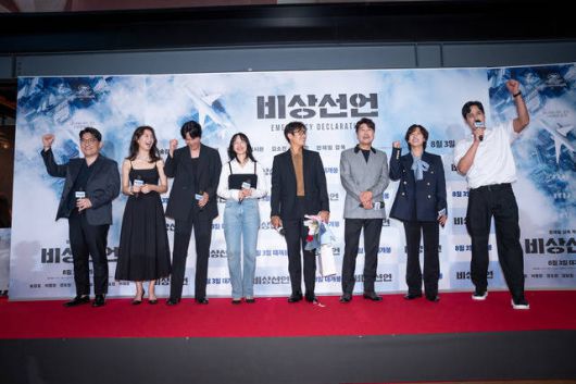 한재림 감독, 김소진, 김남길, 전도연, 이병헌, 송강호, 임시완, 박해준이 25일 서울 삼성동 메가박스 코엑스에서 열린 영화 '비상선언' VIP 시사회 레드카펫 행사에서 유쾌한 인사를 건네고 있다. /쇼박스 제공