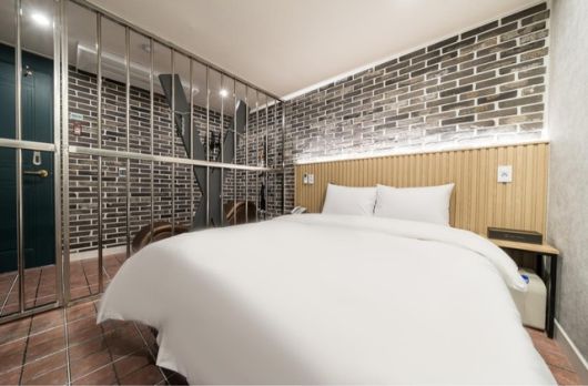 인천 소재 B숙박업소의 이벤트 테마룸인 감옥룸. /야놀자 앱 갈무리