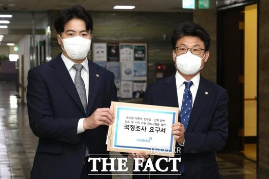 진성준 더불어민주당 원내수석부대표는 19일 대통령실 의혹 관련 국정조사 협조를 촉구하면서 국민의힘이 강하게 반발할 경우 단독 처리할 수 있다는 입장을 밝혔다. 지난 17일 윤석열 대통령 집무실-관저 관련 의혹 및 사적 채용 진상규명을 위한 국정조사 요구서를 국회에 제출하는 진성준 원내수석부대표(오른쪽)와 오영환 원내대변인. /남윤호 기자