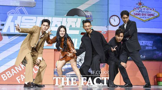 배우 옹성우와 박주현, 유아인, 이규형, 고경표(왼쪽부터)가 23일 오전 서울 강남구 그랜드 인터컨티넨탈에서 열린 넷플릭스 영화 '서울대작전' 제작발표회에 참석해 포즈를 취하고 있다. /윤웅 기자