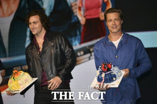 배우 애런 테일러 존슨(왼쪽)과 브래드 피트가 19일 오전 서울 영등포구 콘래드호텔에서 열린 영화 '불릿 트레인' 프레스 컨퍼런스에 참석해 케이크를 들어보이고 있다. /윤웅 기자
