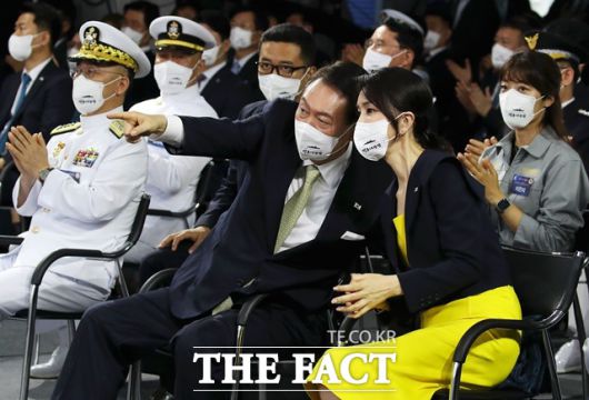 이번 대통령 대외비 일정이 김 여사 팬클럽을 통해 유출된 건 '예견된 참사'라는 지적이다. 그동안 김 여사 팬클럽은 대통령 부부와 관련된 정보들을 여러 차례 공개해 논란이 된 바 있다. /뉴시스