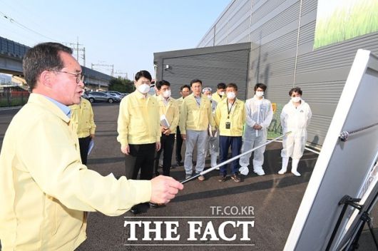 이한규 경기도 행정2부지사가 29일 거점 소독시설을 현장 점검하고 있다. /경기도 제공