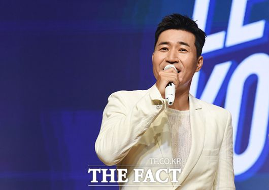 김종민, 노래할 땐 진지하게.