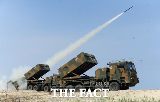 천무 다연장로켓 발사차량이 로켓을 발사하고 있다. 한화그룹 방산계열사인 한화에어로스페이스가 폴란드에 288문 35억 달러어치 수출계약을 4일 체결했다. /한화에어로스페이스