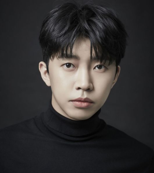 가수 임영웅이 한층 짙은 감성으로 팬들을 사로잡고 있다. '폴라로이드' 지수 박이 작사와 작곡에 참여했고, '런던보이'는 팬들을 위해 직접 쓴 임영웅의 첫 자작곡이다. /물고기뮤직 제공