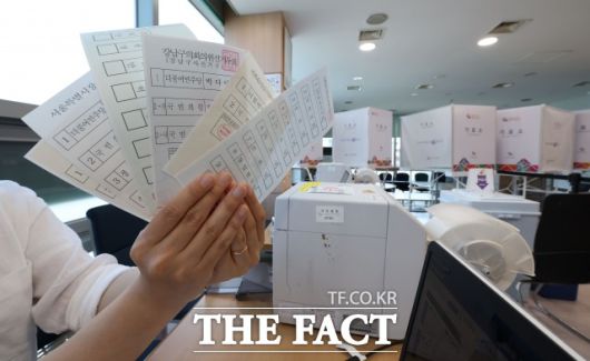 배우자나 직계 존비속의 재산은 징수 대상에서 제외된다. 재산을 은닉할 경우 환수는 사실상 불가능한 셈이다. 제8회 전국동시지방선거 사전투표를 앞두고 서울 강남구 대치4동주민센터에 마련된 대치4동사전투표소에서 투표소 관계자들이 사전투표 모의시험 및 점검을 하고 있다. /이동률 기자