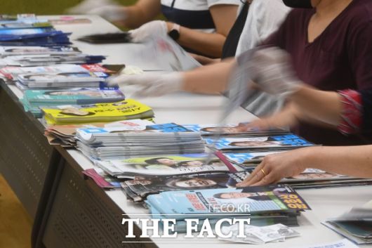 소멸시효가 지나면 환수할 수도, 당사자가 반환할 방법도 없다. 지난 제8회 전국동시지방선거를 앞두고 서울 영등포구 영등포본동 주민센터에서 선관위 관계자들이 선거공보 및 투표 안내문 발송 작업을 하고 있다. /이동률 기자