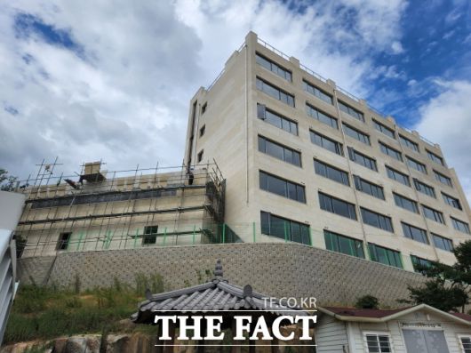 부동산개발업 등록을 하지 않은 무자격자에게 100억원대 리조트 건축허가를 내준 전남 함평군이 원인 무효 행위인 건축허가를 뒤늦게 정상화하고 건축물사용승인을 하는 것은 직권을 남용한 범죄에 해당한다는 주장이 제기됐다./함평=문승용 기자