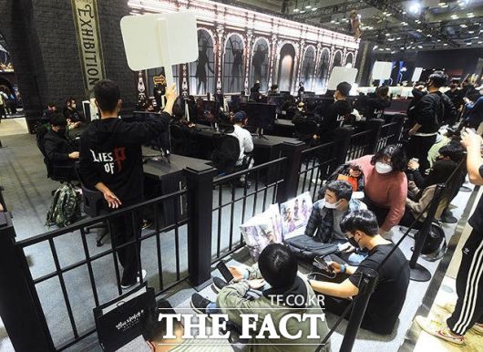 국제게임전시회 '지스타 2022'가 17일 개막한 가운데 관람객들이 네오위즈 부스에서 'P의 거짓'을 즐기고 있다. /부산=이동률 기자