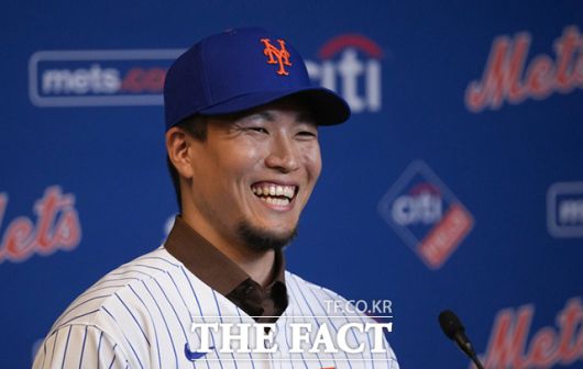 뉴욕 메츠 입단해 미소 짓는 센가 코다이.