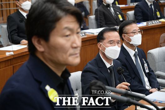 김광호 서울경찰청장이 4일 오전 서울 여의도 국회에서 열린 '이태원 참사 국정조사 특별위원회 1차 청문회'에 증인 출석해 질의 답변을 하고 있다. /남윤호 기자