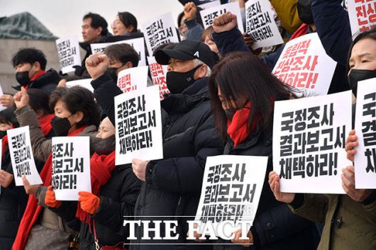 결과 보고서 채택도 독립 진상조사 촉구에도 하염없이 눈물 흘리는 한 유족의 모습.