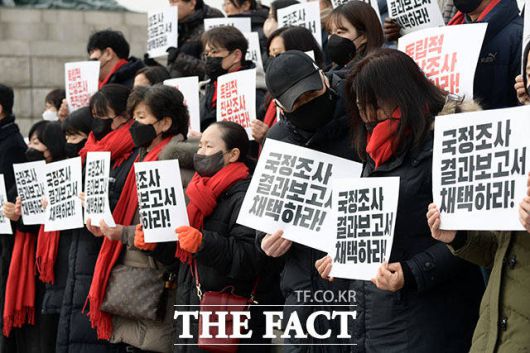 기자회견 참석자들이 국정조사 결과 보고서 채택과 독립적 진상조사를 촉구하며 구호를 외치는 가운데 한 유가족이 눈물을 흘리고 있다.