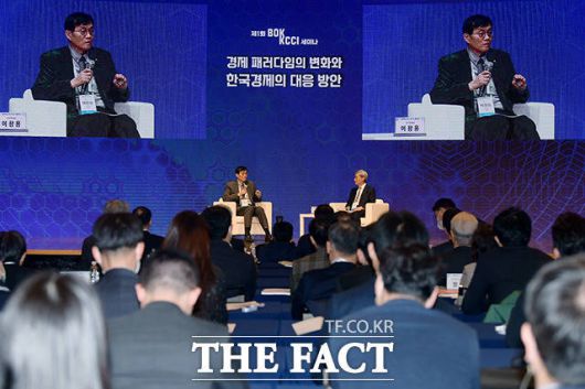 이날 세미나는 신현송 BIS 경제보좌관 겸 조사국장의 기조강연과 이창용 한국은행 총재와의 대담으로 시작했으며 대한상공회의소 세션, 한국은행 세션, 종합토론 순으로 진행됐다. /이선화 기자