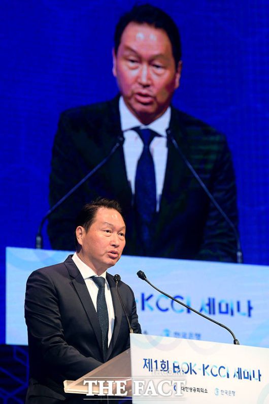 본격적인 세미나 진행에 앞서 환영사 하는 최 회장.