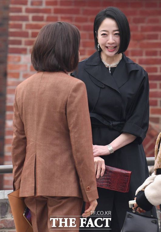 노현정 전 KBS 아나운서가 나경원 전 의원과 인사하고 있다. /이새롬 기자