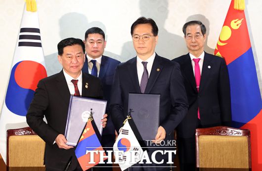 이상래 행정중심복합도시건설청장(오른쪽)과 다와수렌 몽골 건설도시개발부 장관이 한·몽 도시건설 개발 협력에 대한 양해각서 체결을 하고 있다.