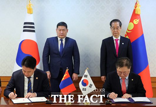 박일준 산업통상자원부 2차관(오른쪽)과 간바타르 몽골 광업중공업부 장관이 희소금속 공급망 협력을 위한 MOU에 서명하고 있다.