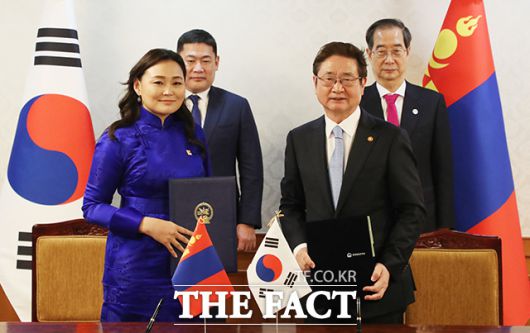 박보균 문화체육관광부 장관(오른쪽)과 너밍 몽골 문화부 장관이 한·몽 2023-2026 문화교류시행계획서를 교환하고 있다.