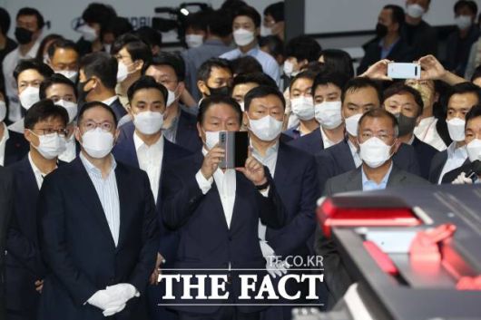 지난 2021년 9월 경기도 고양시 킨텍스에서 열린 '수소모빌리티+쇼'에 참석한 최태원 SK그룹 회장이 '갤럭시Z폴드2 톰브라운 에디션'으로 사진을 찍는 모습. /더팩트 DB