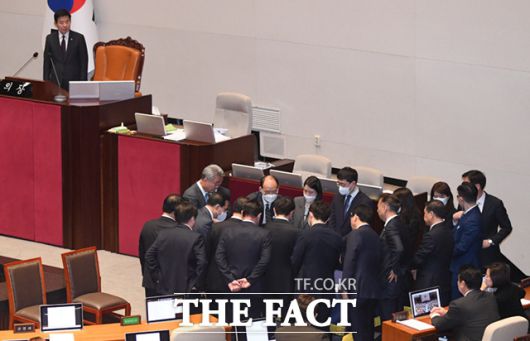 27일 오후 서울 여의도 국회 본회의장에서 열린 본회의에서 이재명 더불어민주당 대표의 체포동의안 표결에서 감표 도중 나온 '부'자의 글씨체를 놓고 감표 의원들이 의논하고 있다.