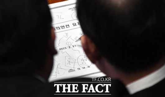 주호영 국민의힘 원내대표와 의원들이 27일 오후 서울 여의도 국회 본회의장에서 열린 본회의에서 이재명 더불어민주당 대표의 체포동의안 표결에서 감표 도중 나온 '부'자의 글씨체를 놓고 의논하고 있다.