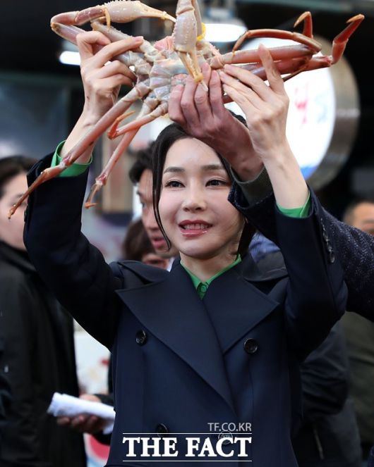 김건희 여사가 3일 경북 포항 죽도시장을 방문해 대게를 들어 보이고 있다. /뉴시스