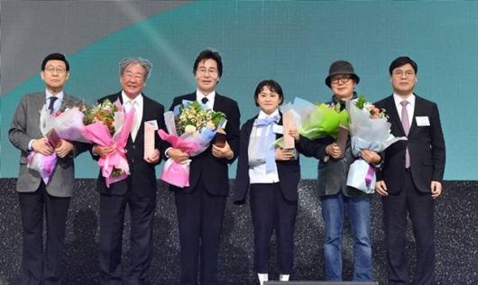 김신영(오른쪽에서 세번째)이 최근 팔에 보호대를 착용하고 공개석상에 등장해 눈길을 끌었다. KBS '공영방송 50주년 기념식에 참석한 ​김신영은 소감 발표에 앞서 '전국 노래자랑'을 큰 소리로 외쳤다. /KBS