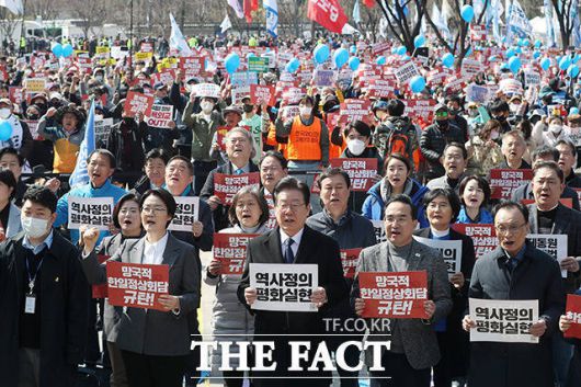 당 지도부가 '정부를 때릴수록 지지율이 오른다'고 판단한 가운데, 민주당의 '주말 장외투쟁'은 계속 진행될 전망이다. 사진은 지난 18일 장외 집회 당시 이 대표를 비롯한 민주당 의원들의 모습. /박헌우 기자