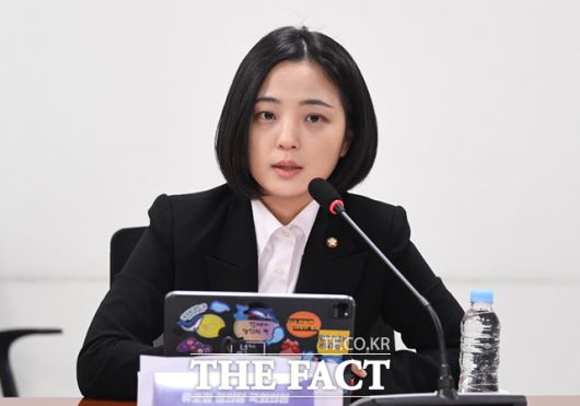 류호정 정의당 의원이 30일 서울 여의도 국회 의원회관에서 열린 '비동의강간죄 도입, 젠더갈등을 넘자!' 토론회에 참석해 발제를 하고 있다.