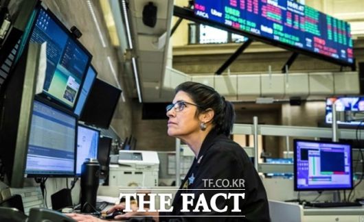 3일(현지시간) 뉴욕증시가 국제유가 급등 속 4월 첫 거래일을 혼조세로 마감했다. 뉴욕증권거래소 직원이 모니터를 보고 있다. /AP.뉴시스