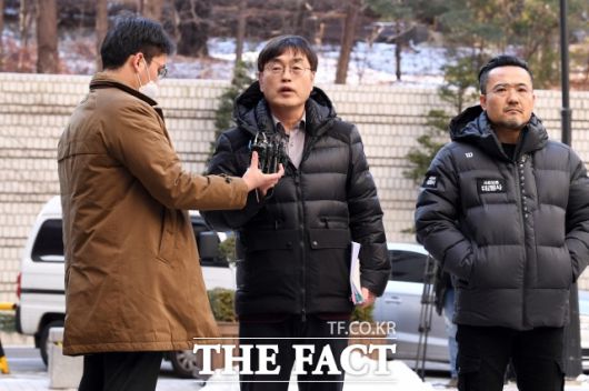 지난해 12월 한동훈 법무부 장관 자택 문 앞까지 찾아가 주거침입 혐의로 고발된 더탐사 강진구(왼쪽)와 최영민 공동대표가 중앙지방법원에서 열리는 영장실질심사에 출석하던 당시. / 남용희 기자