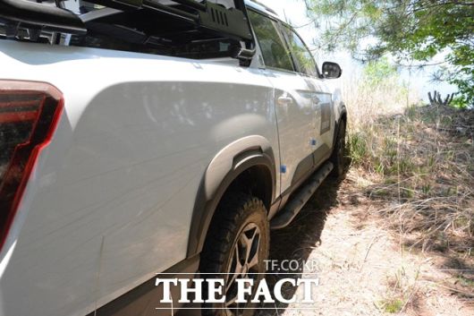 오프로드 주행을 끝마친 렉스턴 스포츠 칸&쿨멘의 옆면. 돌이 튀고 나뭇가지가 긁어 흠집이 났지만, 오프로드 감성이 느껴졌다. /김태환 기자
