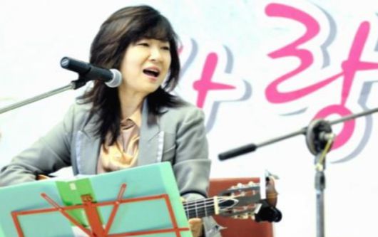 양현경의 본명은 양현숙이다. 그는 1983년 배따라기에 합류해 88년 7집까지 그룹으로 활동했다. 솔로 가수로 '수선화', '살고있어 산다', '양현경 힐링캠프 1, 2' 등의 앨범을 발매했다. /팬커뮤니티