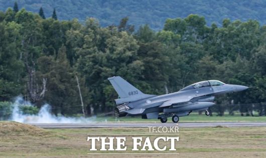 중국 공군의 전투기 현대화에 대응해 대만도 F-16A/B 141대를 F-16V형으로 개량하고 있다. F-16V 개량형이 착륙하고 있다./타이완뉴스