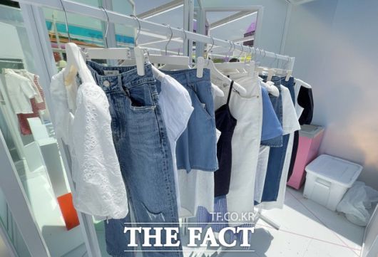 W 프리즘 부스 중 W 라운지에 frrw의 신상품이 전시용으로 진열돼 있다. /이중삼 기자